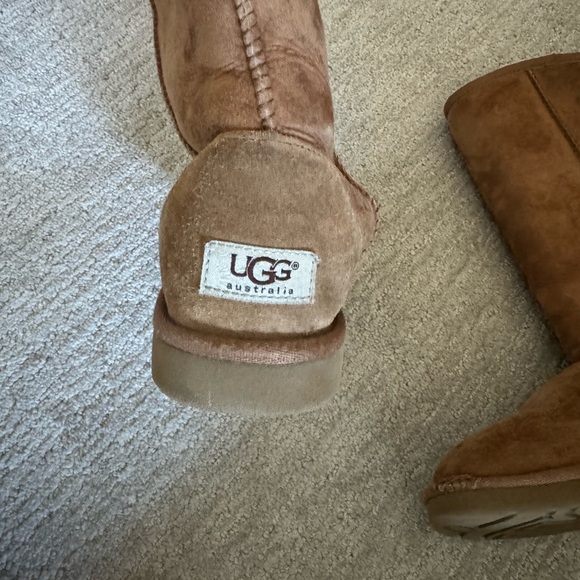 UGGs W Classic Tall Size 7, Tan - Picture 10 of 11
